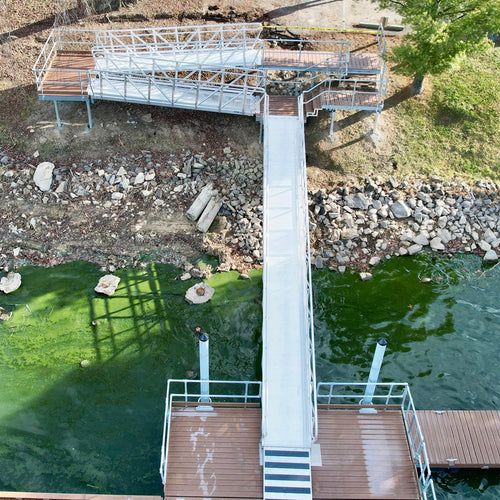 Safe access via an aluminum gangway to a dock platform