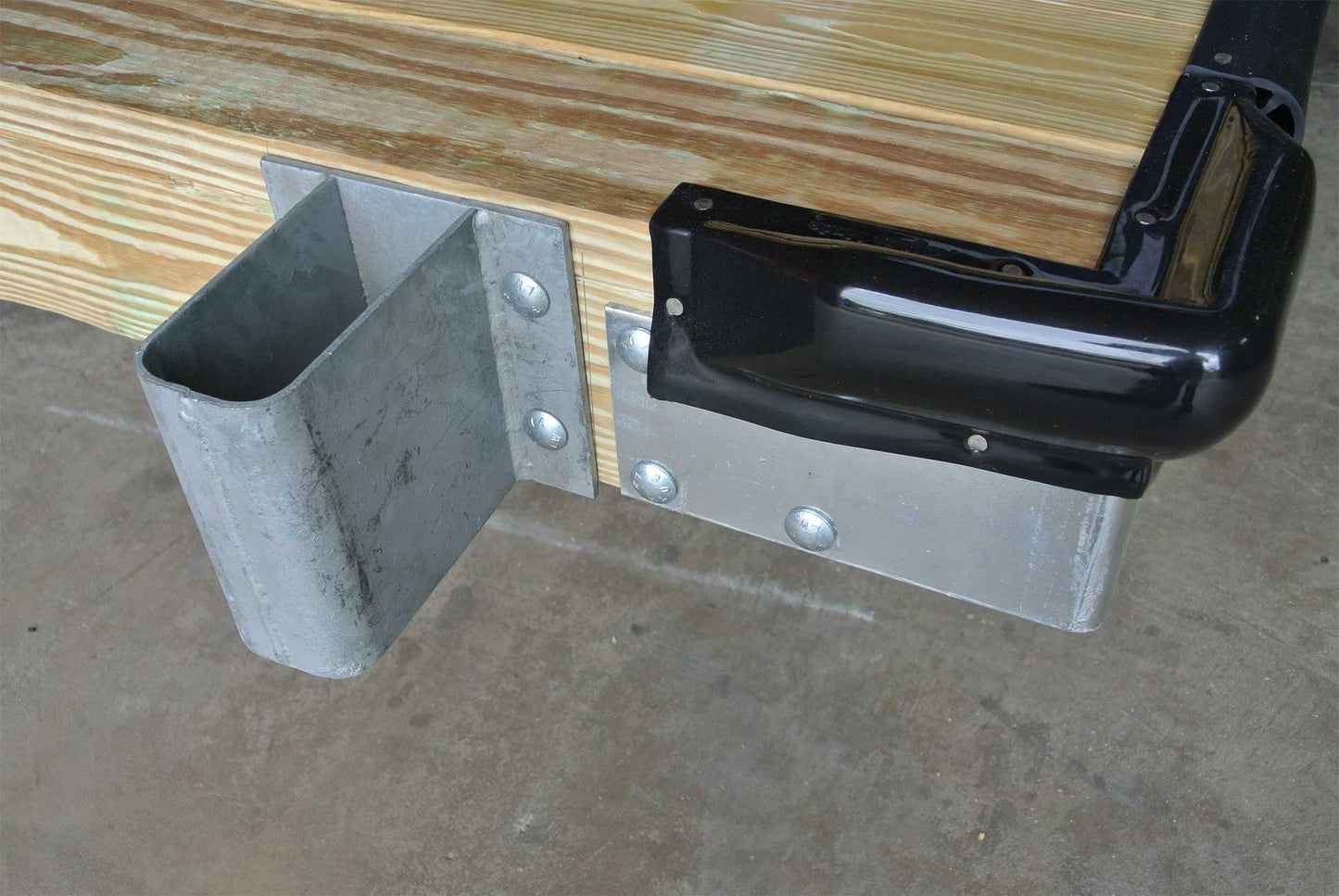 Elongated Pipe Holder End - 3 inch - American Muscle Docks
