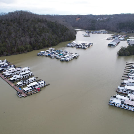 Floating-marina-houseboat-American-Muscle-Docks